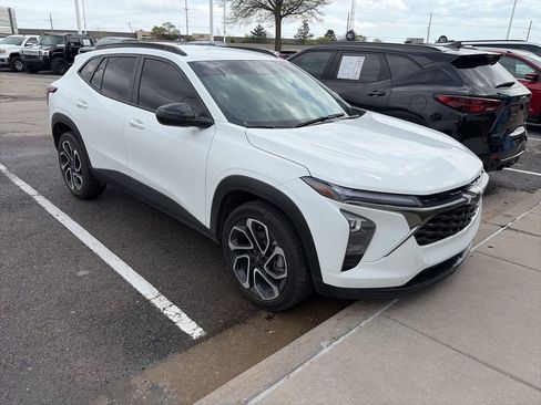 Certified 2025 Chevrolet Trax RS w/ Driver Confidence Package image 2