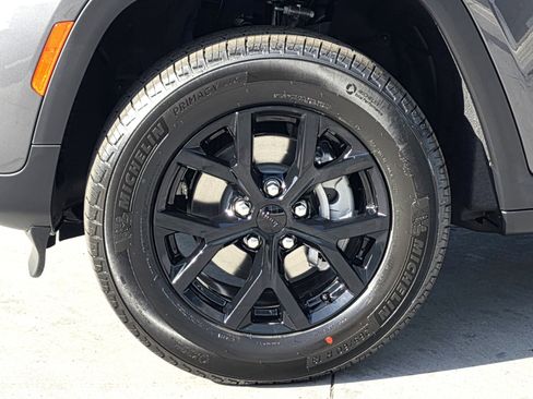 New 2025 Jeep Grand Cherokee Altitude image 9