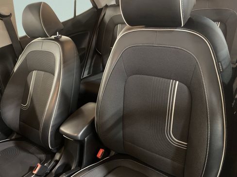 Used 2022 Hyundai Venue Limited image 13