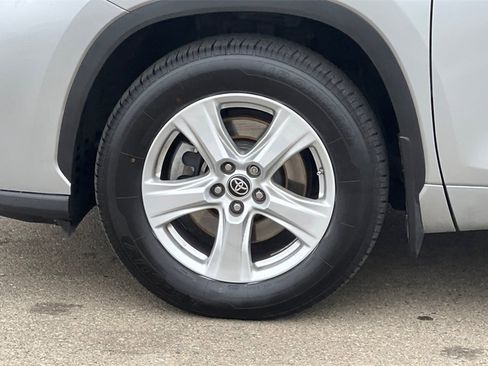 Certified 2023 Toyota Highlander L image 27