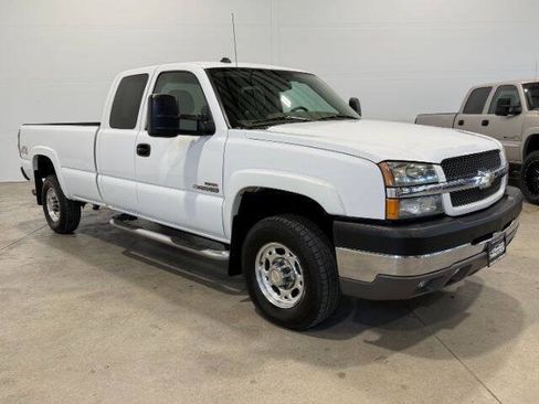 Used 2004 Chevrolet Silverado 2500 LS w/ Heavy-Duty Power Package AWD/4WD image 5