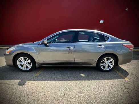Used 2015 Nissan Altima 2.5 SV FWD image 2