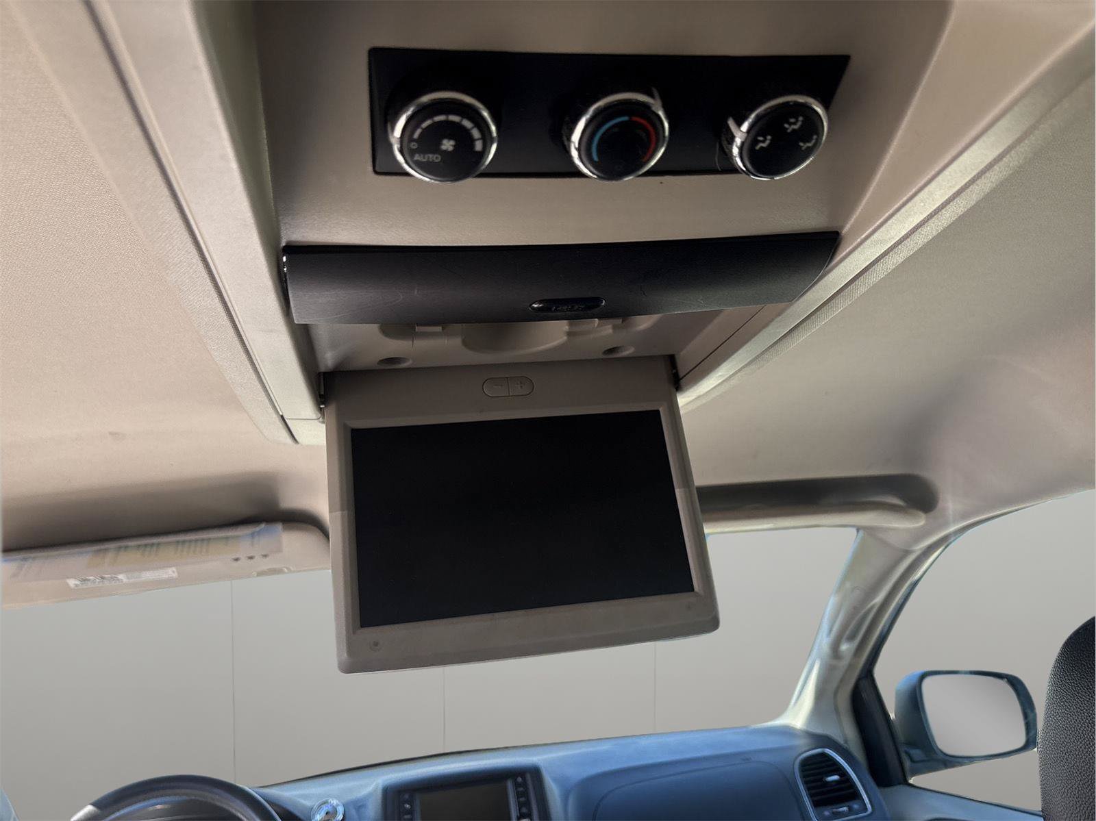 Used 2015 Chrysler Town & Country Touring FWD image 22