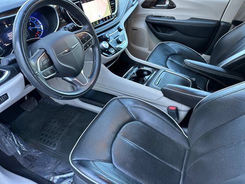 Used 2022 Chrysler Pacifica Limited w/ Uconnect Theater Family Group FWD image 9