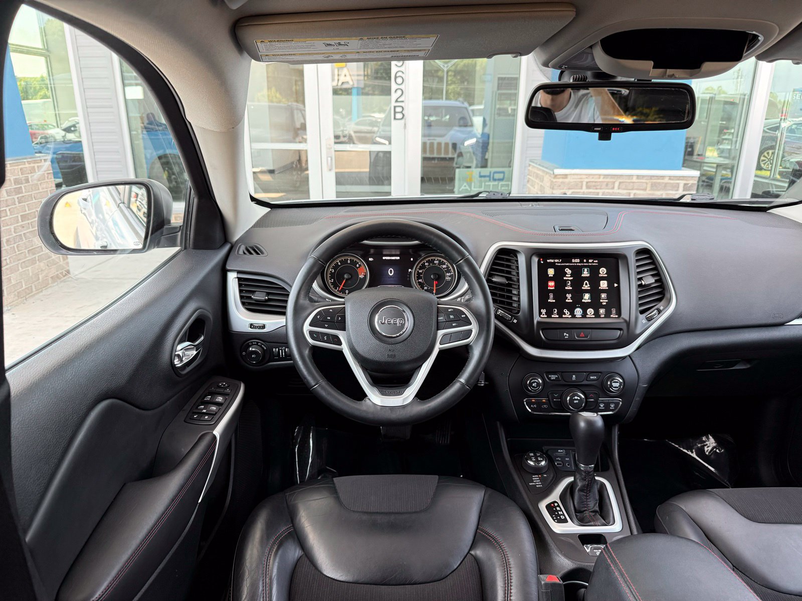 Used 2017 Jeep Cherokee Trailhawk AWD/4WD image 28