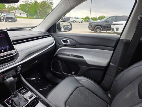 Used 2022 Jeep Compass Latitude w/ Sun and Sound Group AWD/4WD image 34
