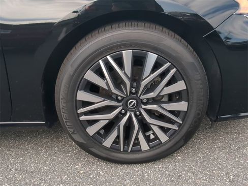 Used 2023 Nissan Altima 2.5 SV w/ SV Premium Package image 10