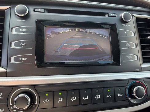 Used 2016 Toyota Highlander LE image 19