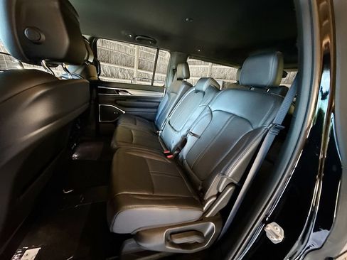 Used 2025 Jeep Wagoneer 4WD image 27
