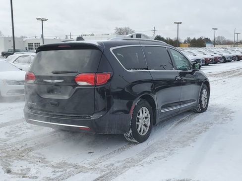 Used 2020 Chrysler Pacifica Touring-L image 3