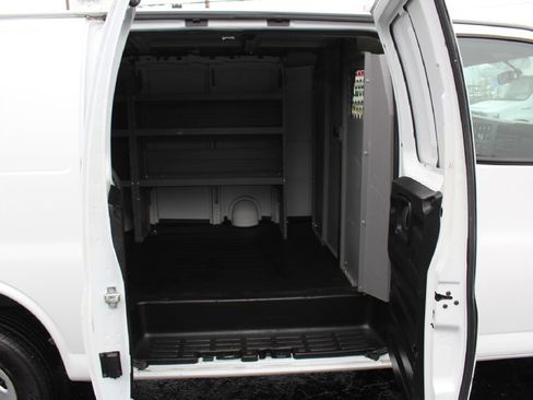 Used 2022 GMC Savana 2500 image 25