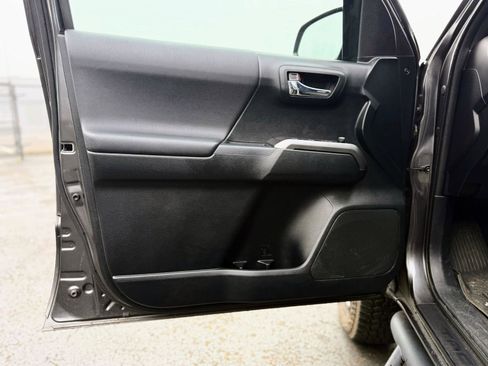 Used 2017 Toyota Tacoma TRD Off-Road image 9