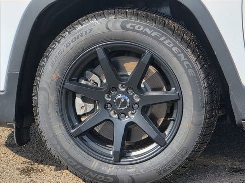 Used 2019 Jeep Cherokee Latitude Plus FWD image 28