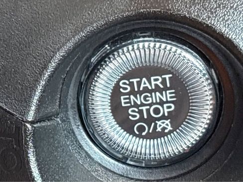 Used 2023 Jeep Renegade Latitude AWD/4WD image 6