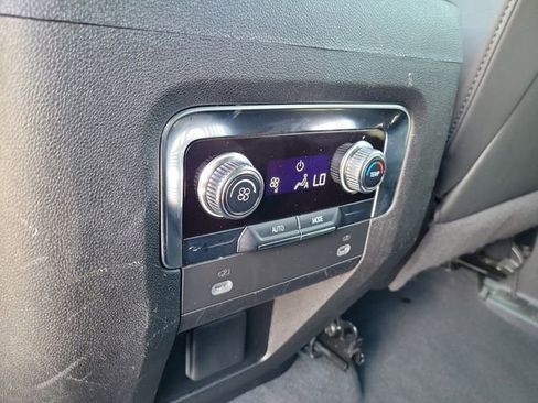 Used 2024 GMC Yukon XL SLT image 14