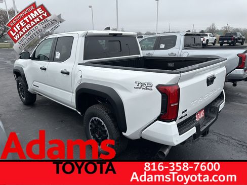 Used 2026 Toyota Tacoma TRD Off-Road AWD/4WD image 3