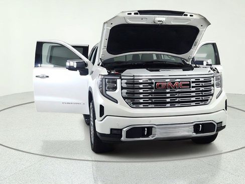 Used 2024 GMC Sierra 1500 Denali w/ Technology Package AWD/4WD image 9