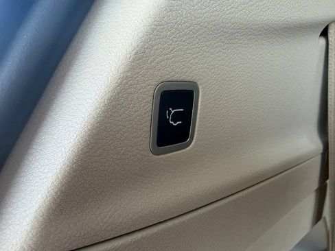 Used 2023 Chrysler Pacifica Touring-L FWD image 26
