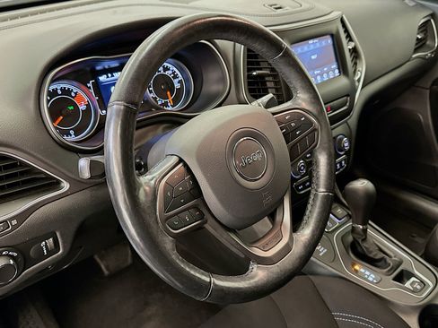 Used 2020 Jeep Cherokee Latitude w/ Cold Weather Group image 18