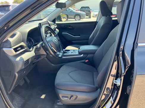 Used 2024 Toyota Highlander LE AWD/4WD image 7