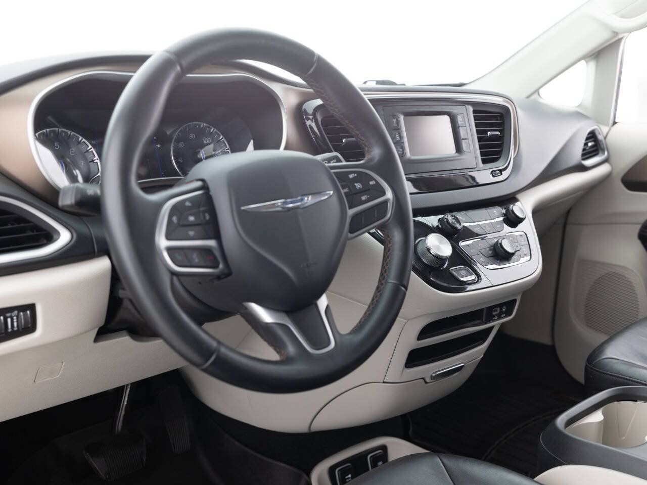 Used 2017 Chrysler Pacifica Touring-L FWD image 23