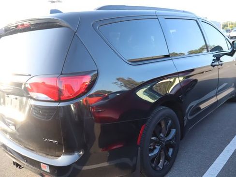 Used 2019 Chrysler Pacifica Limited FWD image 2