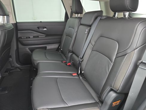 New 2025 Nissan Pathfinder SL image 15