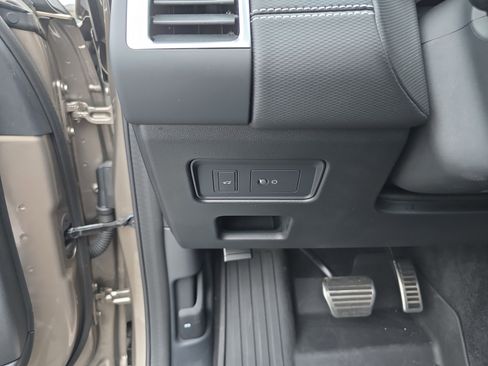 Certified 2025 Land Rover Discovery Dynamic SE image 35