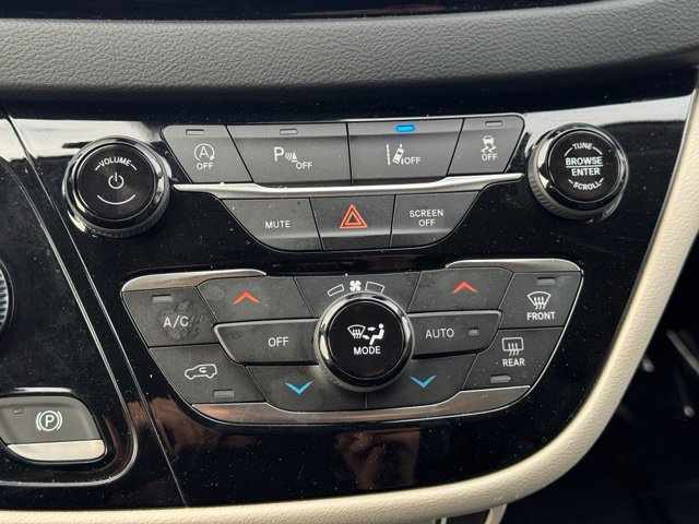 Used 2023 Chrysler Pacifica Touring-L FWD image 20