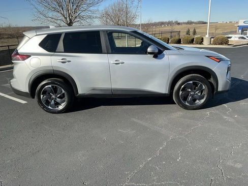 Used 2024 Nissan Rogue SV image 2