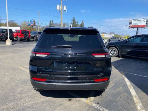 Used 2023 Jeep Grand Cherokee Limited w/ Black Appearance Package AWD/4WD image 15