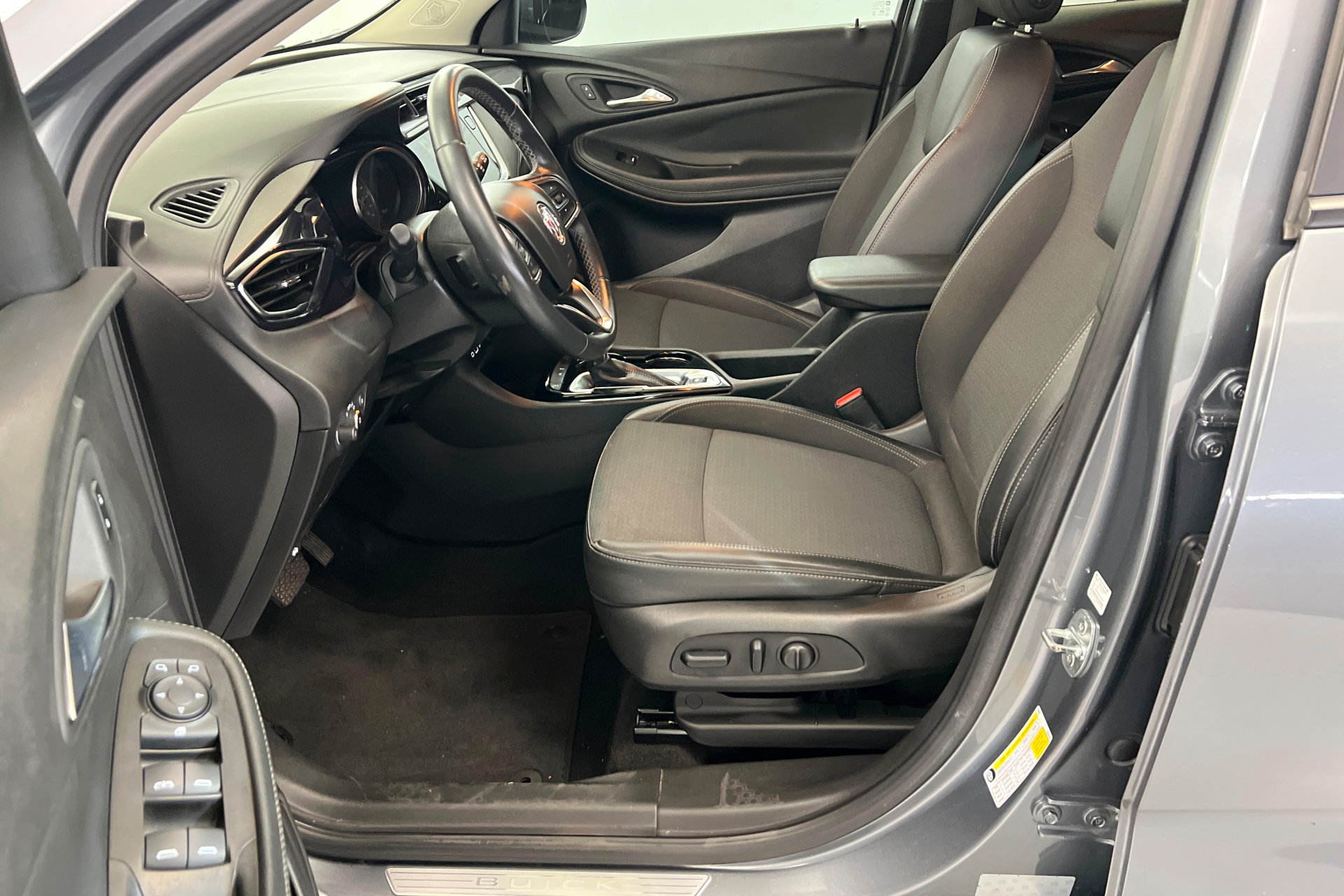 Used 2022 Buick Encore GX Select w/ Sport Touring Package FWD image 18