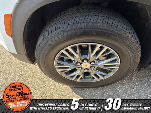 Used 2025 Chevrolet Traverse LT image 4