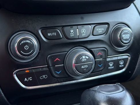 Used 2023 Jeep Cherokee Altitude Lux AWD/4WD image 22