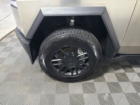 Used 2024 Tesla Cybertruck AWD Crew Cab image 11