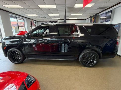 Used 2022 Chevrolet Suburban LT w/ LT Signature Plus Package AWD/4WD image 11