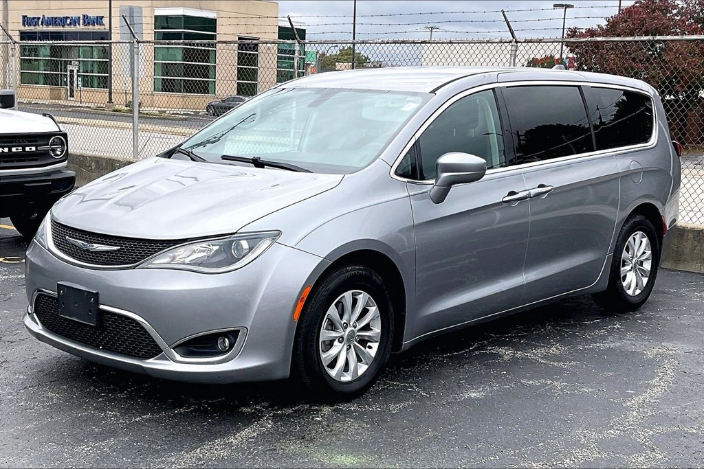 Used 2019 Chrysler Pacifica Touring Plus w/ Cold Weather Group FWD image 11