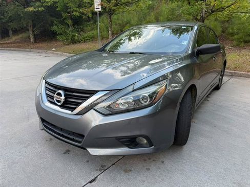 Used 2017 Nissan Altima 2.5 SR FWD image 3