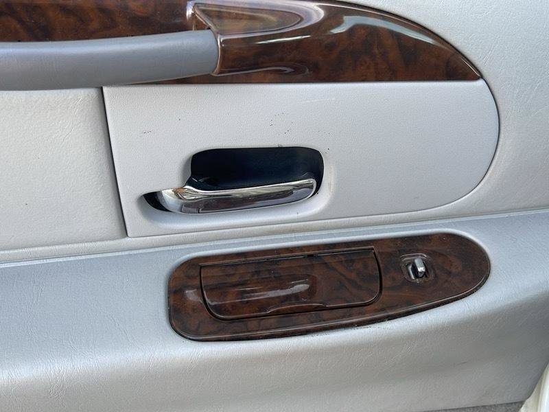 Used 1999 Lincoln Town Car Signature RWD image 36