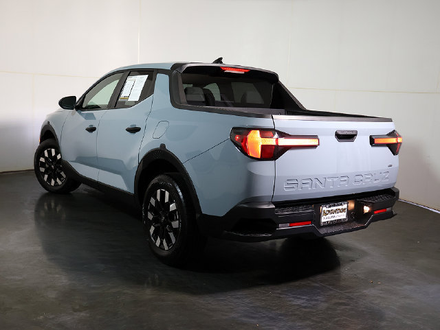 Used 2025 Hyundai Santa Cruz SE AWD/4WD image 2