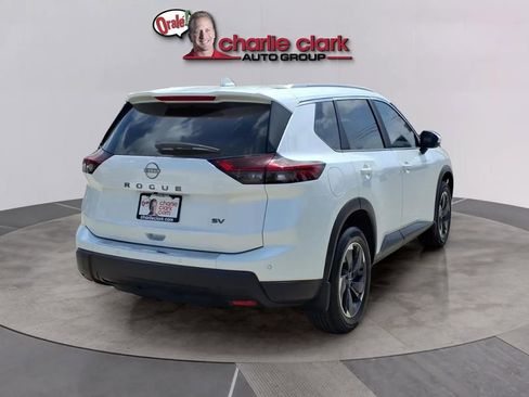 Used 2024 Nissan Rogue SV w/ SV Premium Package image 4