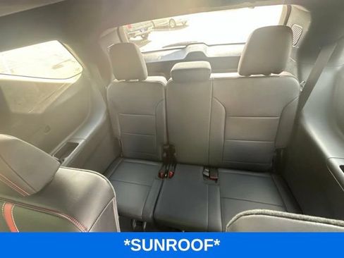 Used 2024 Chevrolet Traverse RS FWD image 8