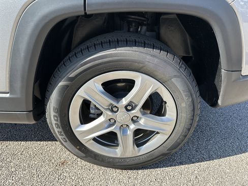 Used 2024 Jeep Compass Latitude image 19