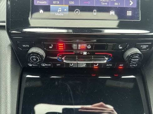 Used 2024 Jeep Grand Cherokee L Altitude image 16