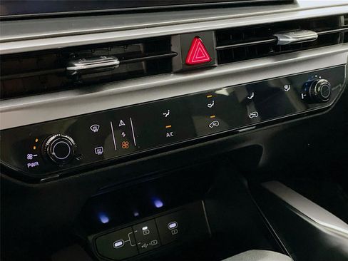 Certified 2025 Kia Sorento LX image 19