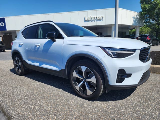 Certified 2026 Volvo XC40 B5 Plus AWD/4WD image 1