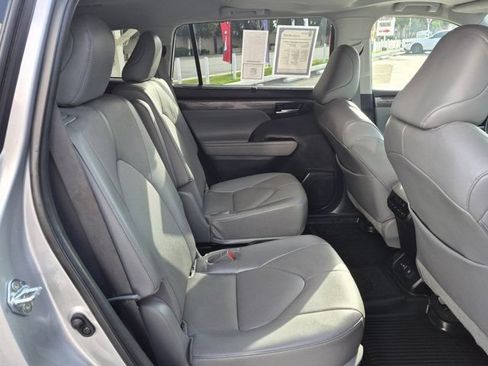 Used 2023 Toyota Highlander Limited FWD image 6