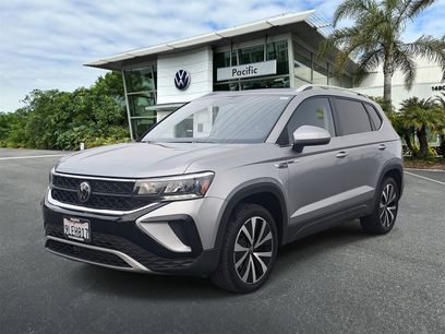 Used 2024 Volkswagen Taos SE w/ Panoramic Sunroof Package