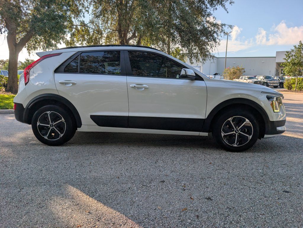 Used 2025 Kia Niro EX FWD image 10