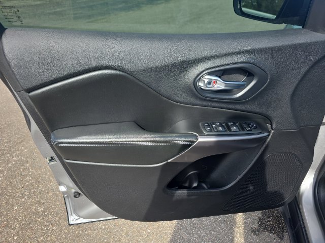 Used 2019 Jeep Cherokee Latitude w/ Popular Appearance Group AWD/4WD image 13